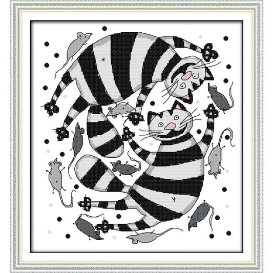 The black and white cats hunting the mice